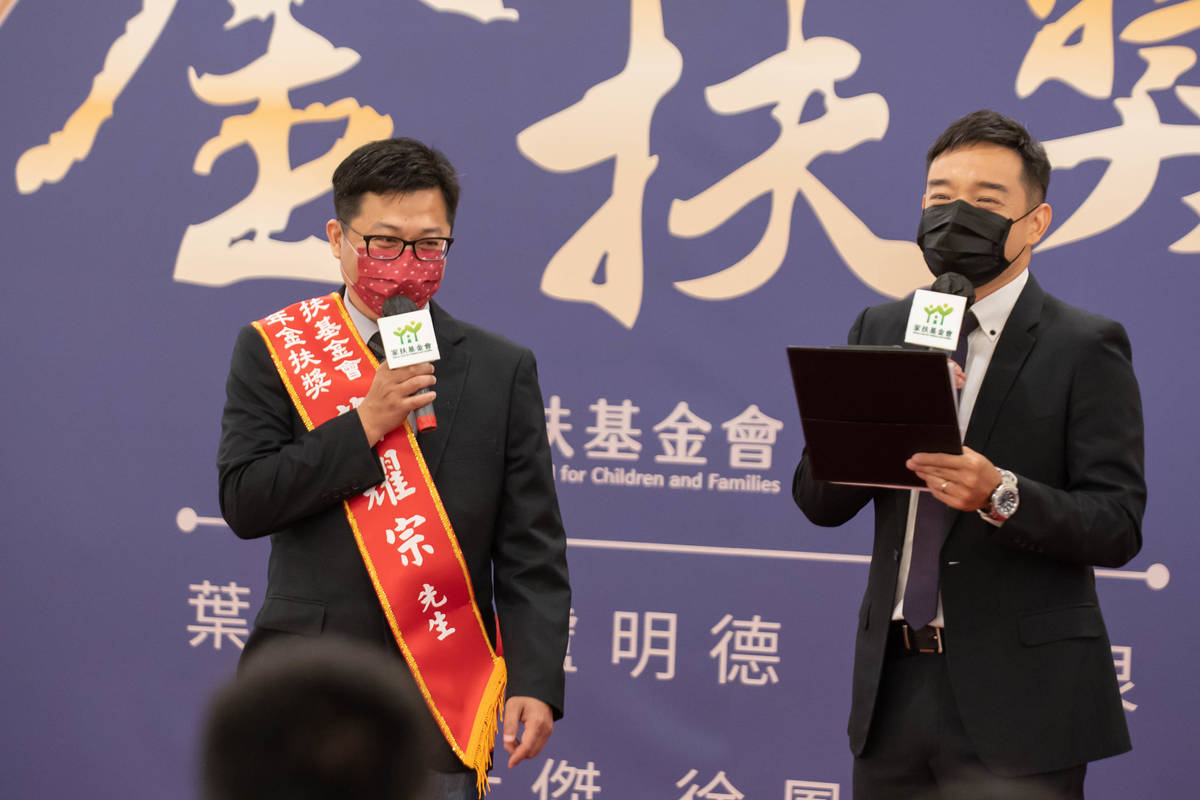 家扶傑出青年葉耀宗不服輸堅持攻讀博士，為台灣精準預防醫學盡心力（家扶基金會提供）