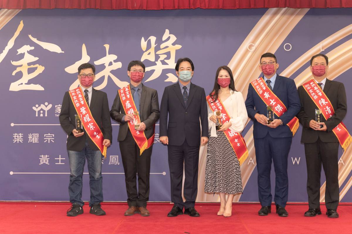 賴清德副總統頒獎給5位家扶傑出自立青年，左起葉耀宗、盧明德、徐鳳娥、黃士傑、陳清良（家扶基金會提供）
