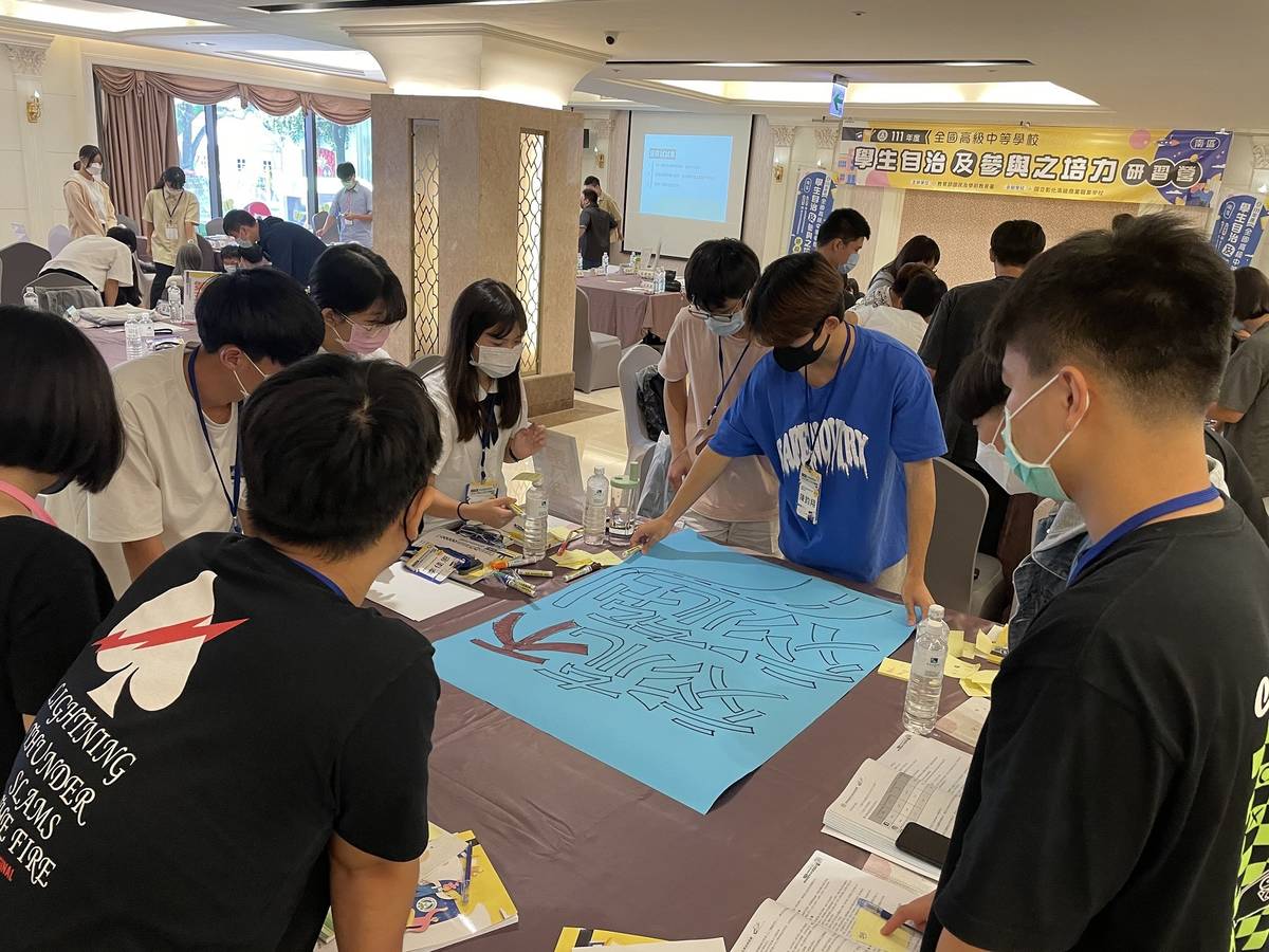 專題課程各組分別進行討論並製作海報