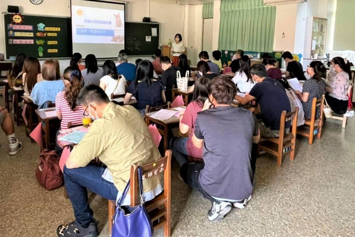 老師解說班級事務家長認真聽講