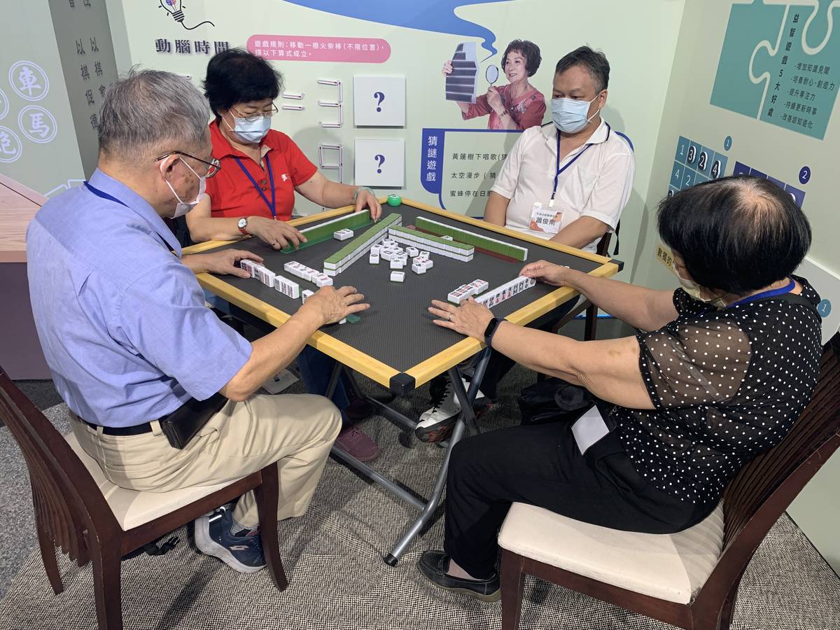 在銀髮俱樂部玩麻將也可以增進腦力激盪