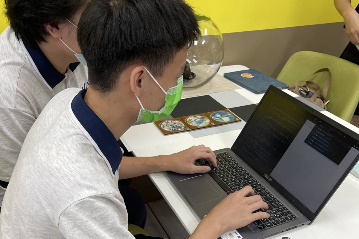 受到疫情影響啟發，中正高中同學運用預測模型進行演算，研發「捷運進出站人數預測App」