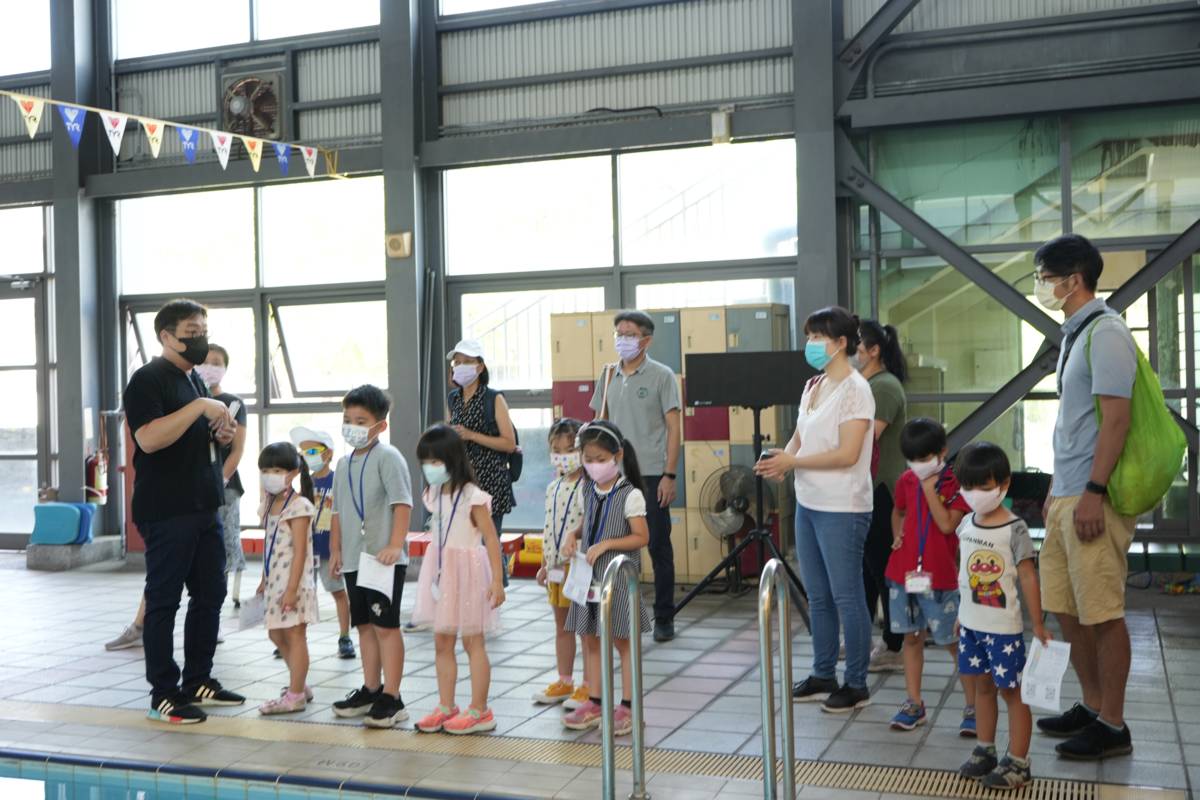 小一新生在老師帶領下熟悉校園環境