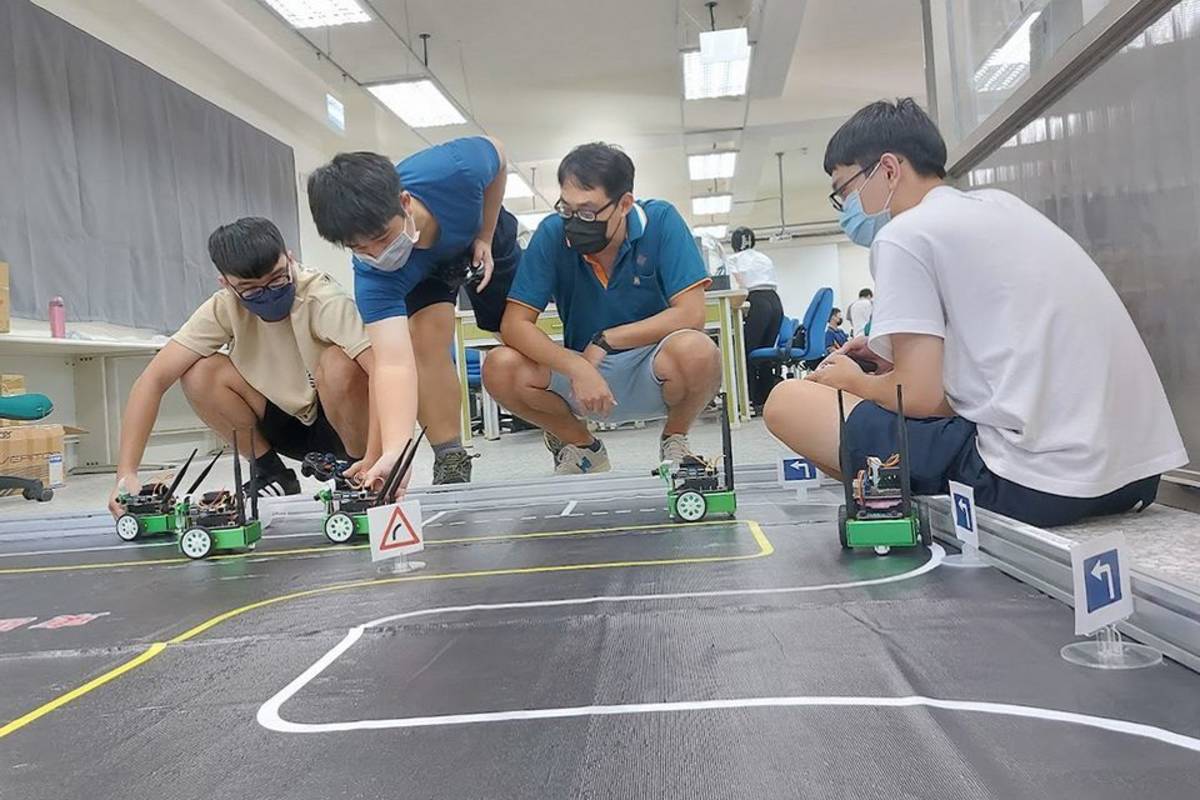 學生測試影像辨識智慧小車