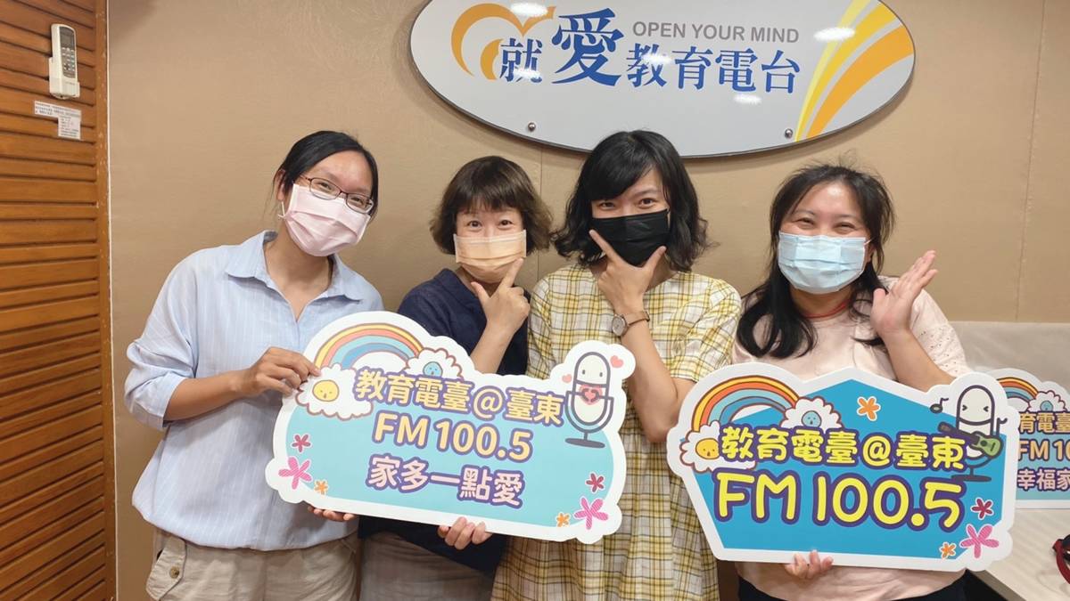 劉凱老師(左2)、妙英班代(右1)、家玟副班代(左1)、律誼同學