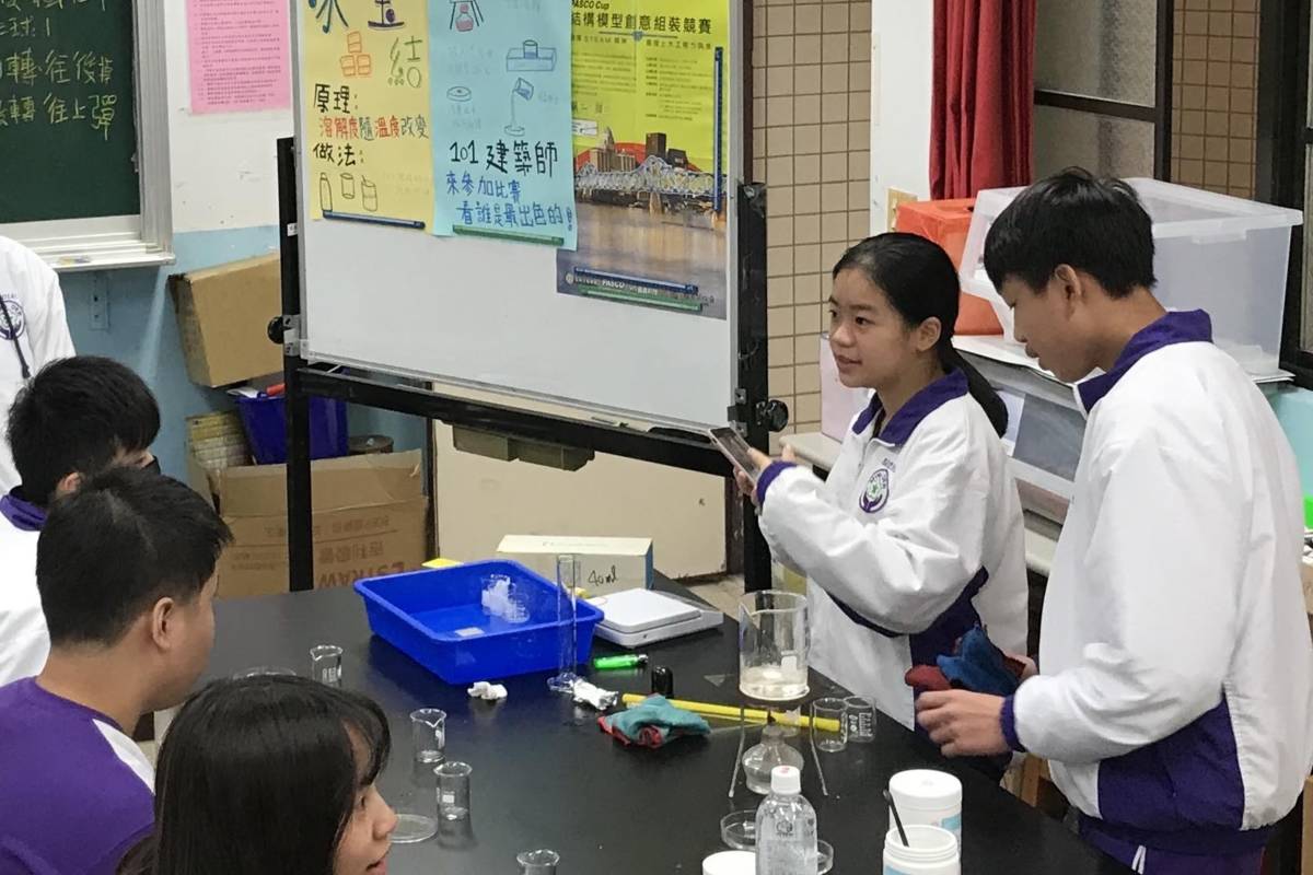 新住民子女張家禎(右二) 今年申請上清華大學工程與系統科學系