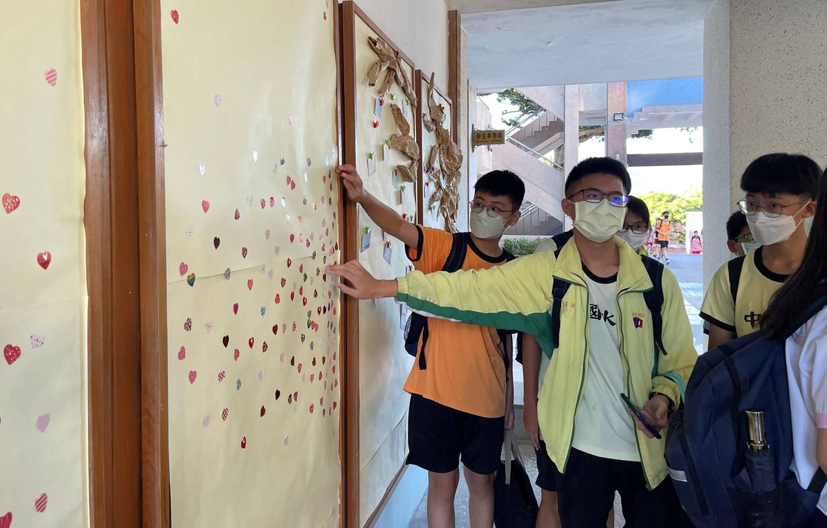 淡水國中的學生把「玩心」貼在川堂的布告欄上 宣告「收心」的意志