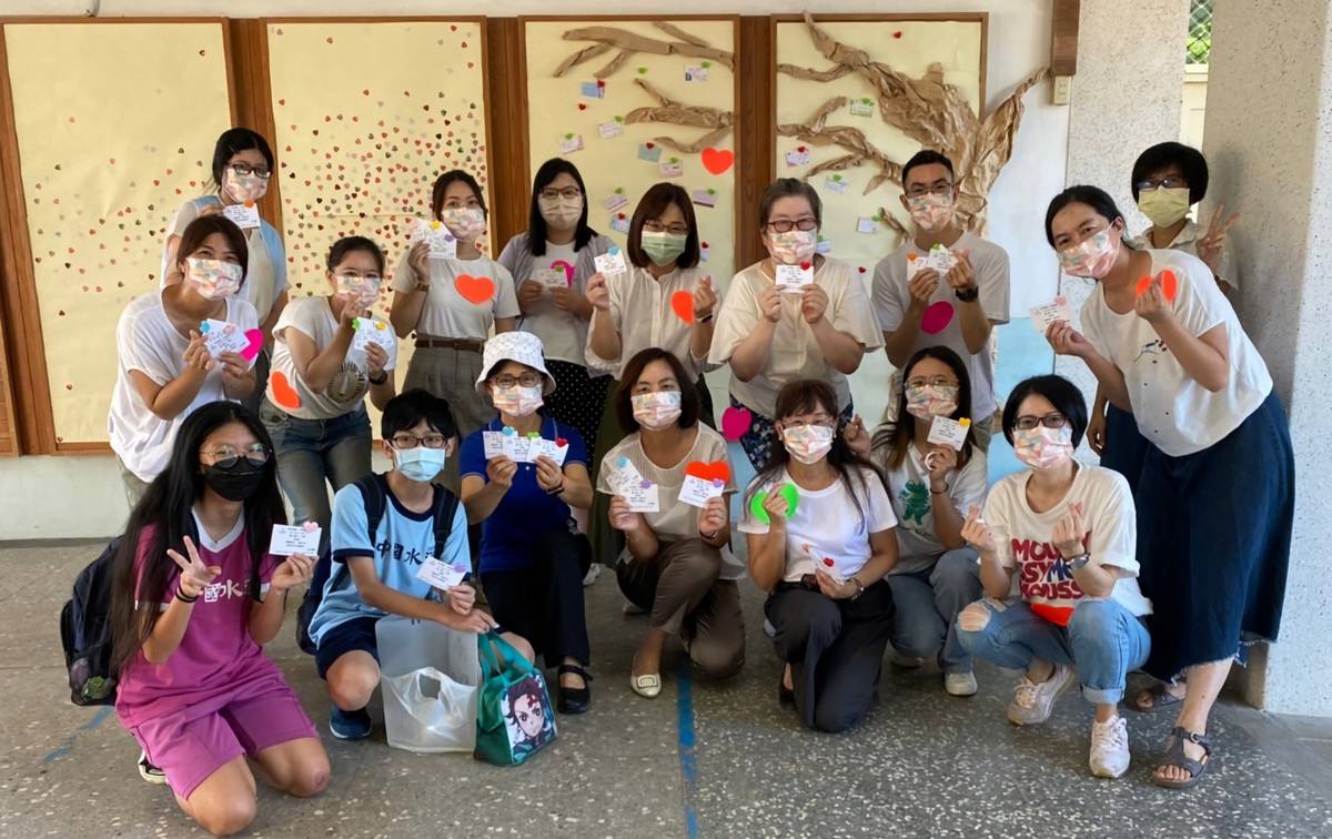 淡水國中許多師長也寫下給孩子們的祝福張貼在布告欄上 穿堂牆面成了全校共同創作的