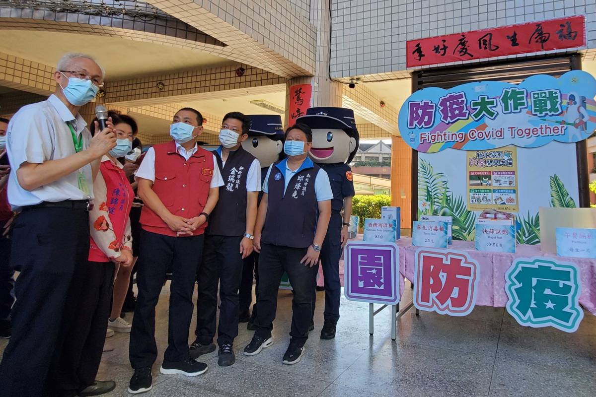 光復國小張明賢校長(左)說明學校的防疫整備