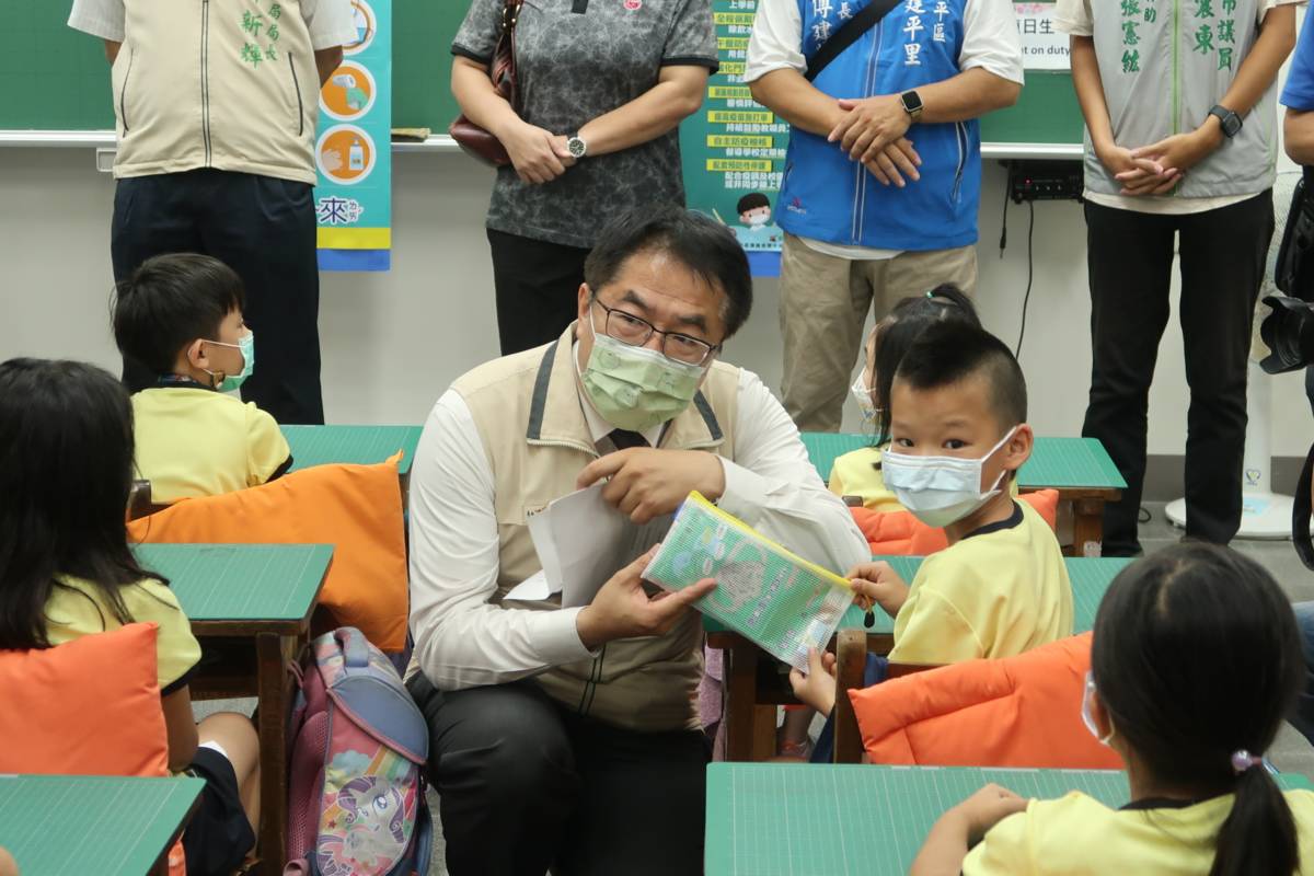 黃偉哲市長與新南國小小朋友進行防疫問答