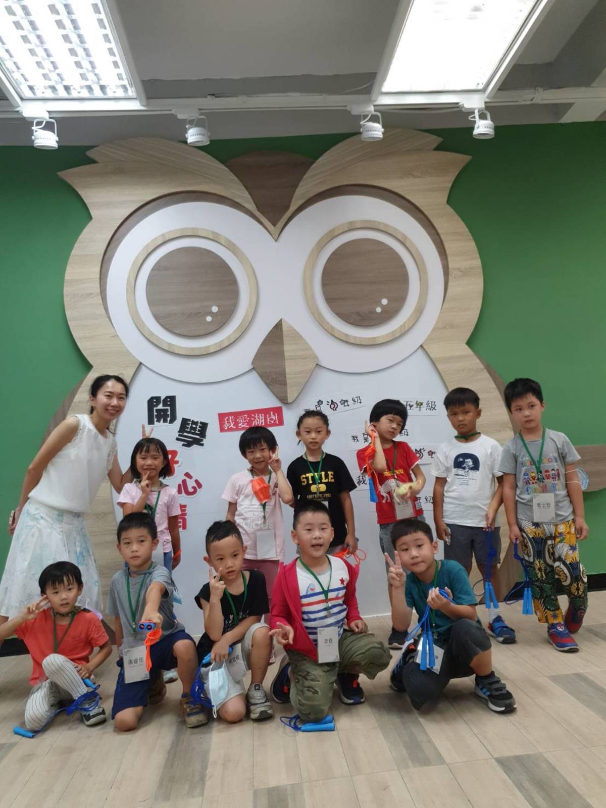 老師與同學在貓頭鷹留言板合影