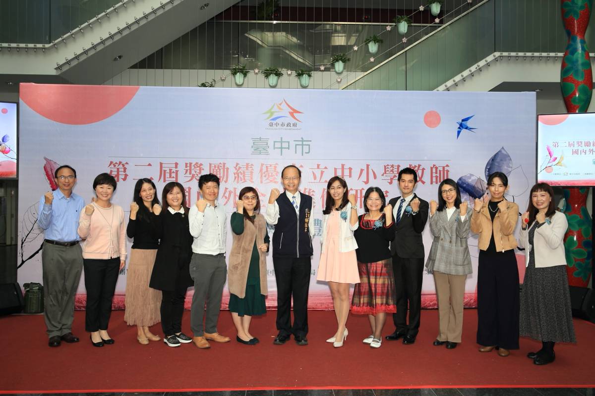 第一及第二屆獲獎績優教師與局長合照