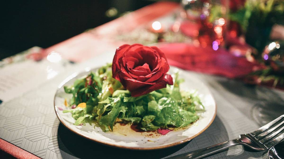 「南投味餐桌」的餐點中用了整朵南投在地可食用玫瑰花(圖片來源：拉拉提供)