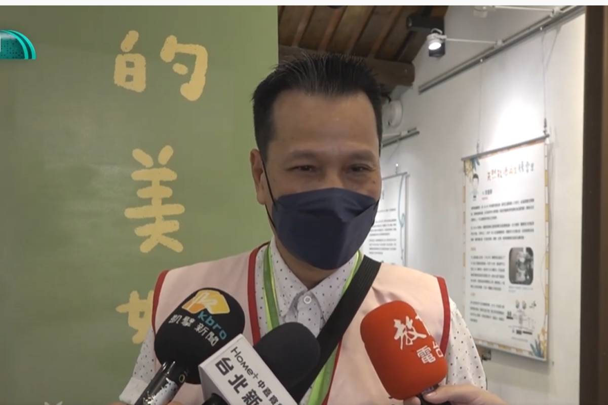 徐英煌志工用寶特瓶製成坦克車、直升機，鼓勵大小朋友在生活中發揮創意、實踐環保