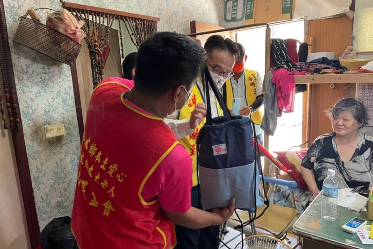 受疫情影響華山臺東地區善款下滑，善心企業認助中秋關懷禮，並陪同社工前往訪視弱勢長者。