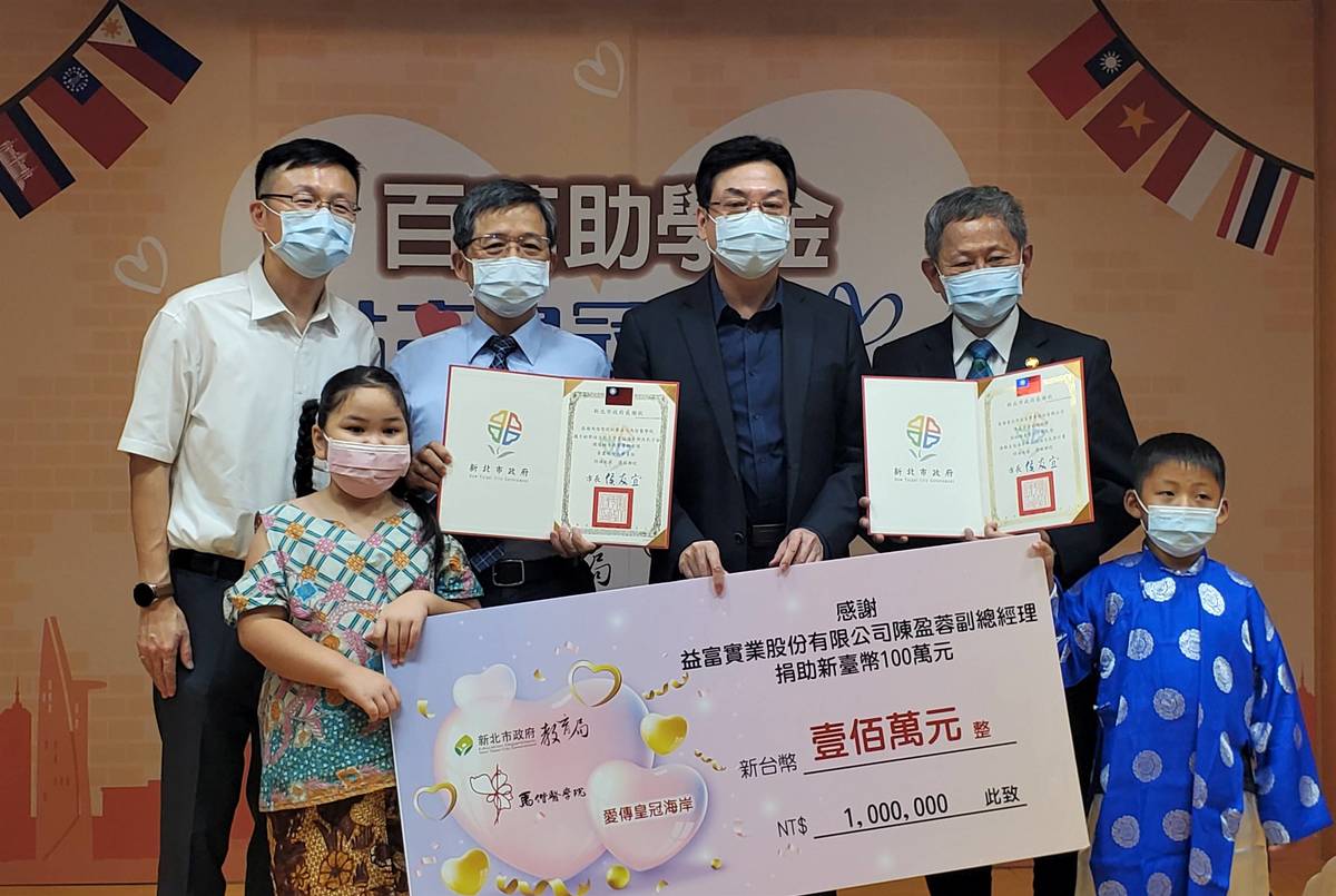 捐贈者代表贈百萬支票予馬偕醫院