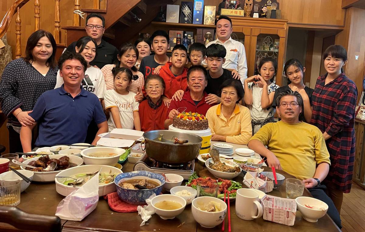 洪燦星先生家人一同聚餐共享天倫之樂