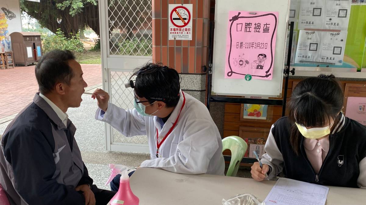 110學年度口腔保健特優學校-雲林縣莿桐鄉育仁國小-口腔檢查

雲林縣莿桐鄉育仁國小是110學年度校園口腔保健特優學校，也曾獲雲林縣政府潔牙觀摩賽冠軍。育仁國小小一新生的入校禮即為潔牙包，護理師一對二耐心教導正確刷牙技巧，全校合作發揮創意，不論是校慶創意進場、淨村踩街、親子趣味競賽等，均將口腔保健融入，且錄影或直播也向家長及社區宣導，不僅育仁國小學生習得完整口腔保健觀念，連帶家長、社區都熟悉「 口腔衛生人人好，天天刷牙要記牢」，都成為一同推動健康促進的健促夥伴。

採訪：雲林縣莿桐鄉育仁國小李學人校長、吳建瑩教導主任、
              吳雅惠護理師、六年甲班吳芊霈同學
