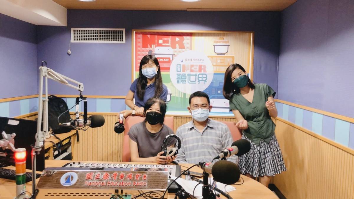 小英，
秋香，呂心純教授與
學生