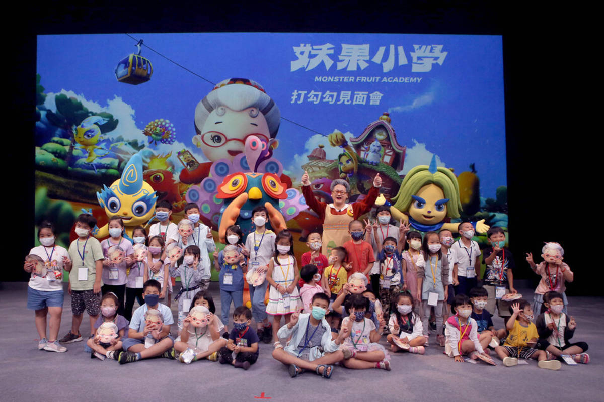 水果奶奶現身妖果小學打勾勾見面會，與小朋友互動及合影 (公視提供)
