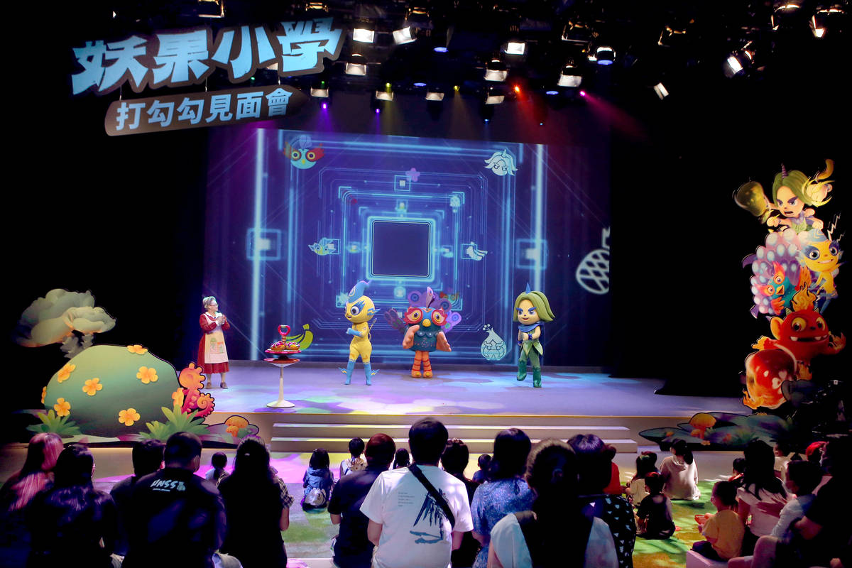 公視舉辦妖果小學打勾勾見面會，水果奶奶與妖果小學小妖們一起現身攝影棚與大小朋友互動 (公視提供)