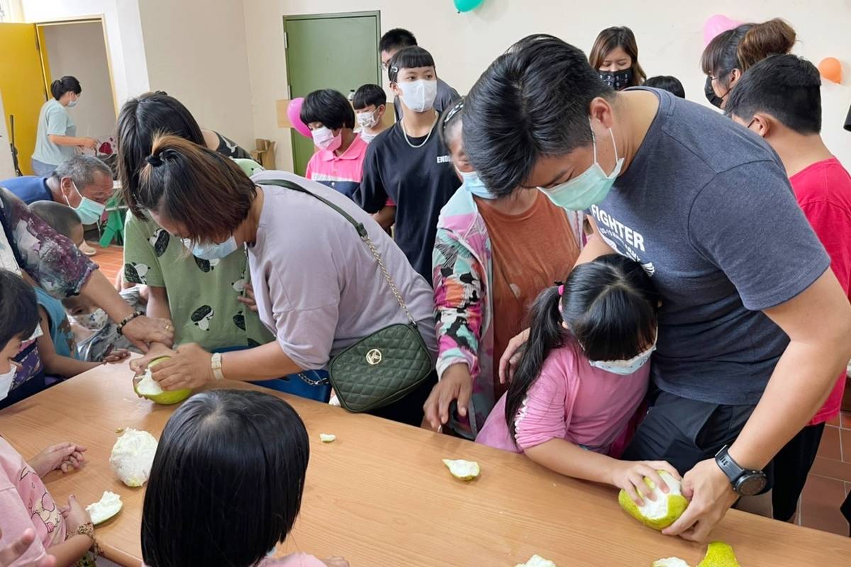 臺東家扶中心舉辦中秋親子聯歡活動，讓參與親子建立美好的共同回憶。