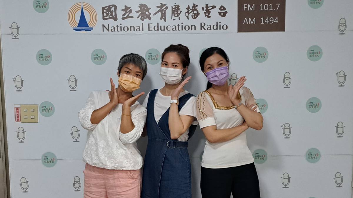 來賓與主持人合照