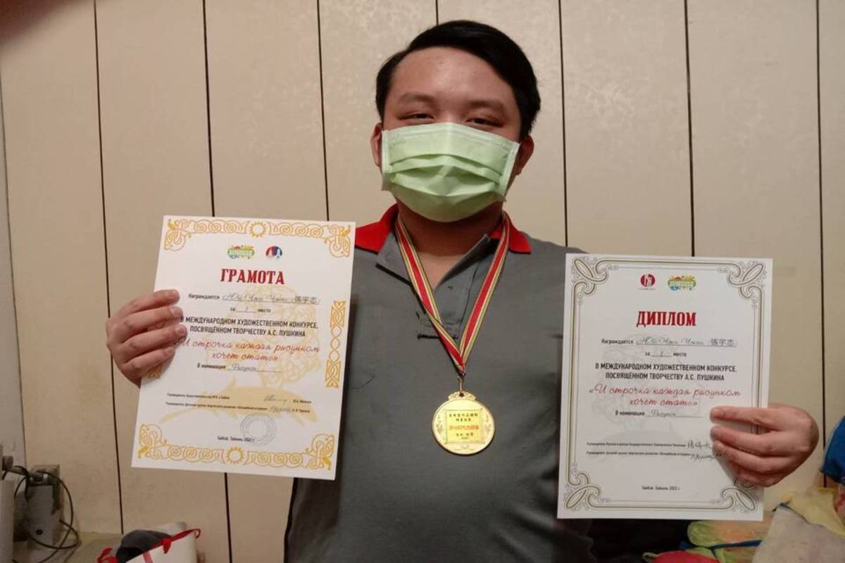 家境不甚寬裕的華梵大學美術系學生張宇志，靠著學校提供的新生全額獎學金專心 (華梵大學提供)