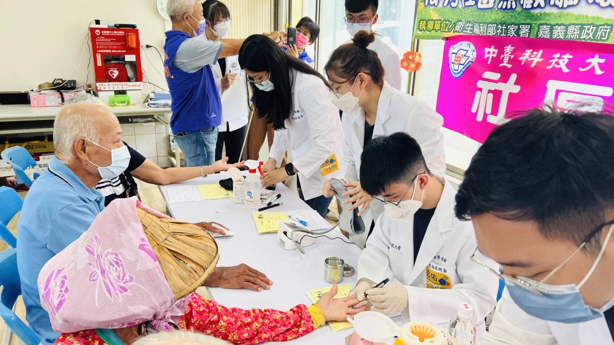 中臺科技大學健康服務學習團隊至嘉義鹿草偏鄉傳愛「行動式血糖檢測」
