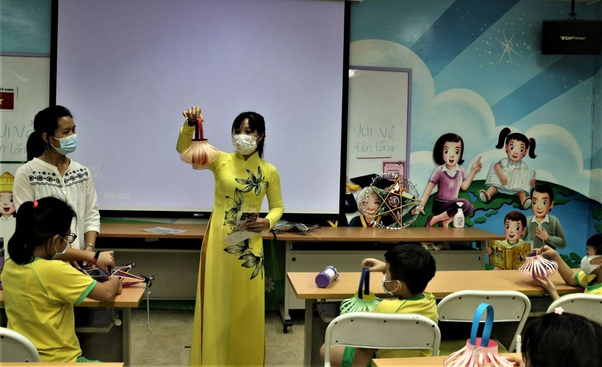 阮紅女老師在樂學活動  跟學生分享越南阿貴的民間傳說及DIY星星燈籠的中秋體驗活動
