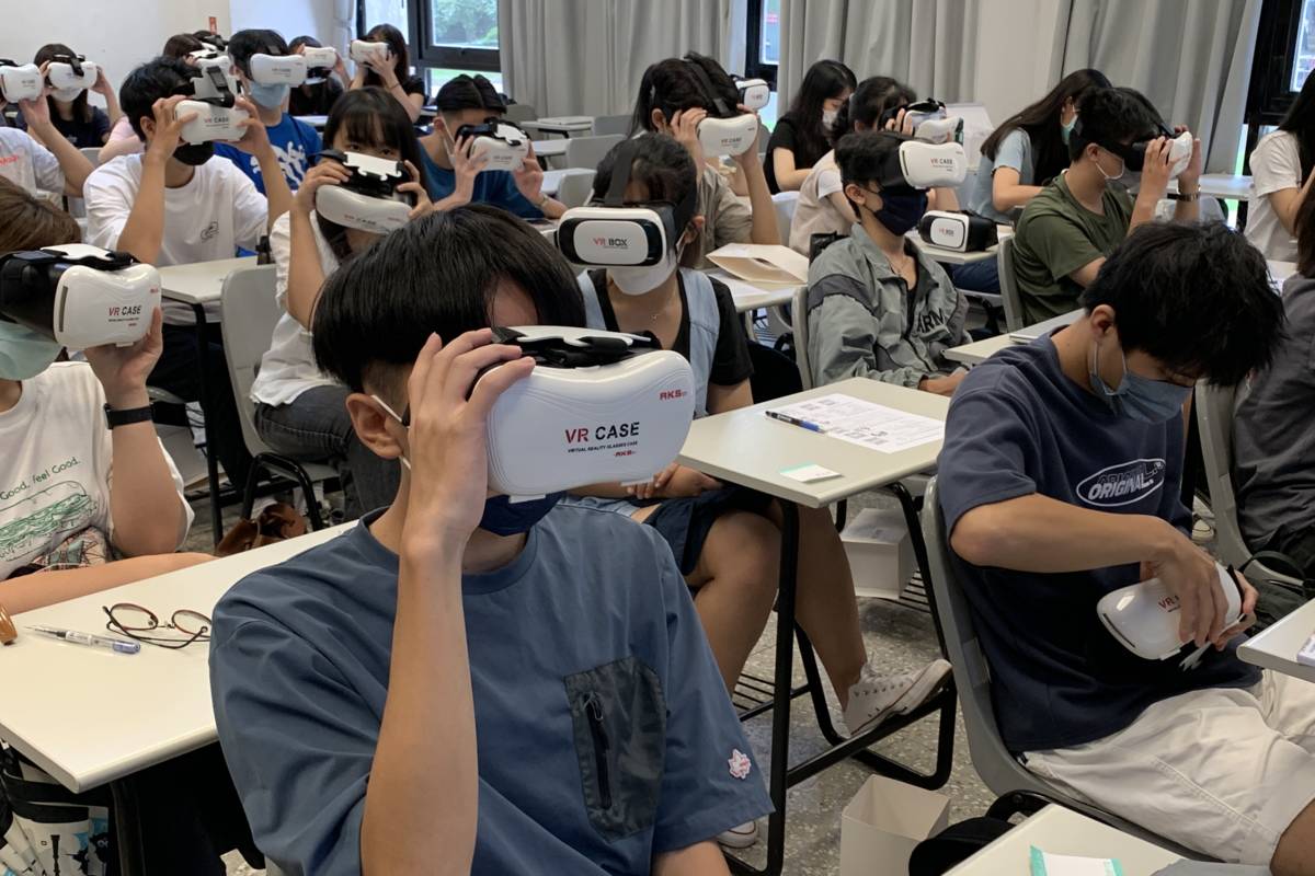 學生透過VR學英文