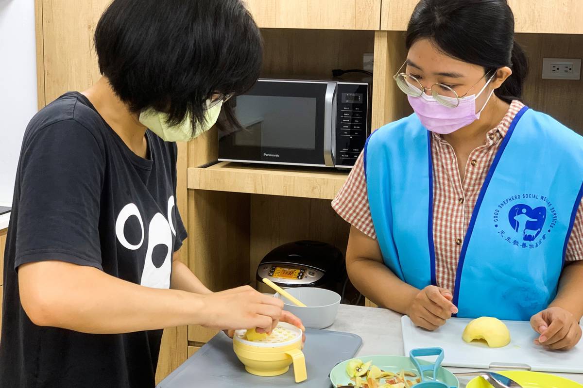善牧社工幫助年輕媽媽學習製作嬰幼兒副食品的相關知識及技巧