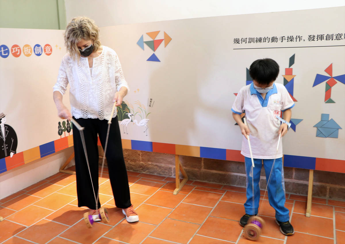 五股國小的小朋友教阿根廷的遊戲專家們扯鈴