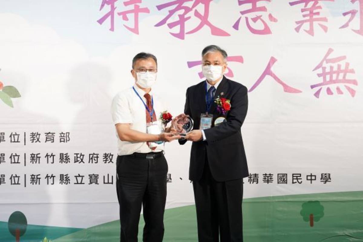 （左一）朝陽科大校長鄭道明代表領取獎項（圖源：朝陽科大）