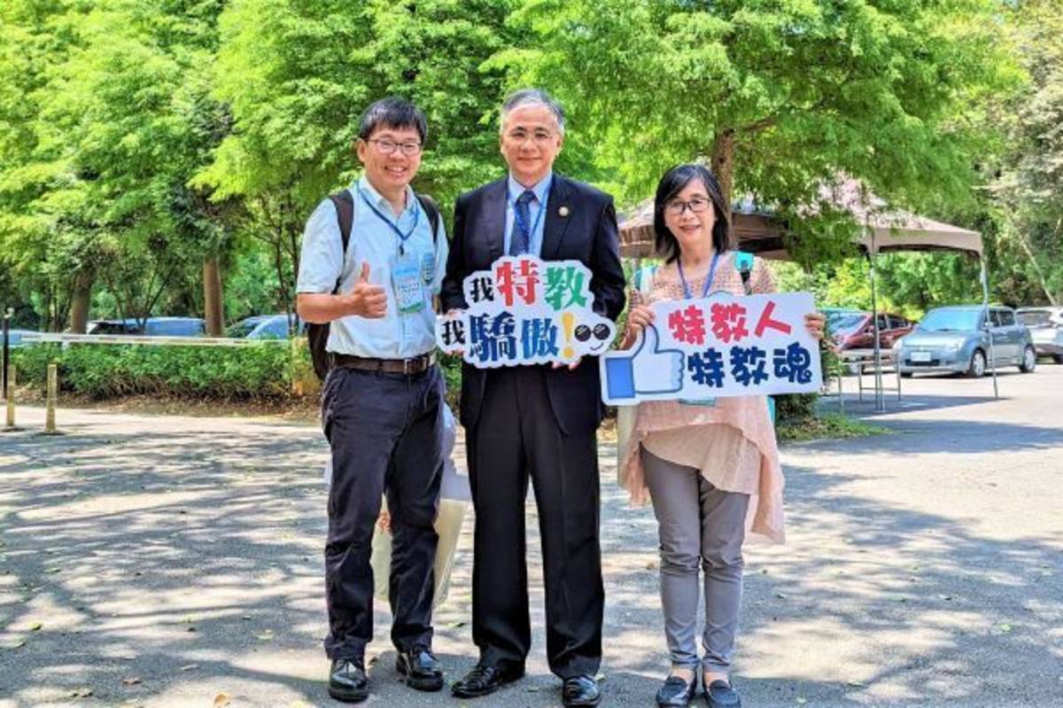 （右一）朝陽科大特教資源中心教師李麗溫（圖源：朝陽科大）