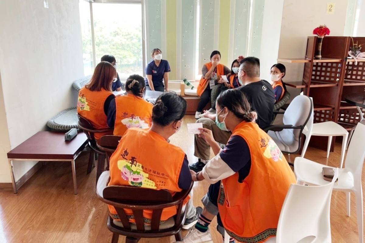 臺東大學高齡健康與照護管理原住民專班安排大四學生前往長照機構實務學習。