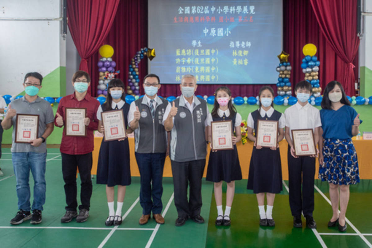 高安邦副市長與得獎同學合影留念 (桃市府提供)