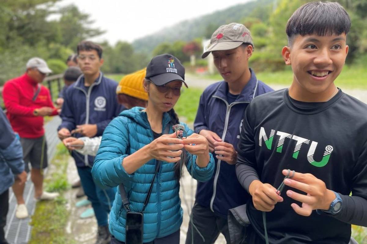 張嘉珍老師進行露營繩結教學