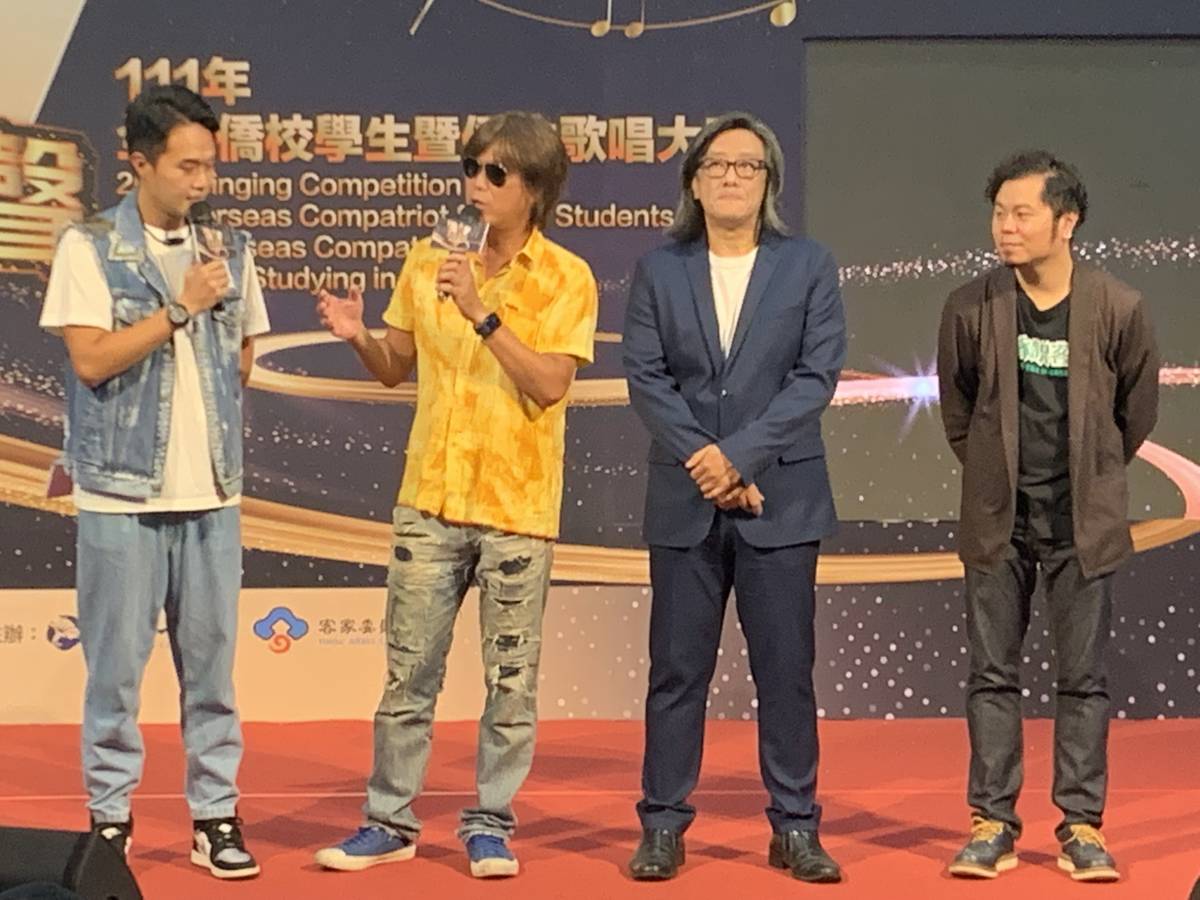 評審團致詞 (左2起董事長樂團主唱吳永吉、金曲獎最佳台語歌手施文彬、黃子軒與山平快團長黃子軒)
