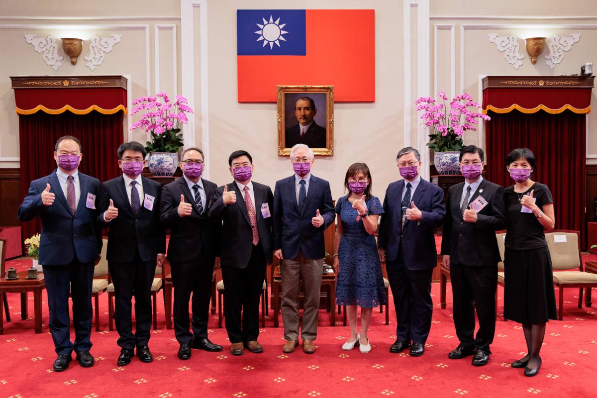 國科會吳政忠主委及尋找資安女婕思獲獎隊伍校長。(國科會提供)