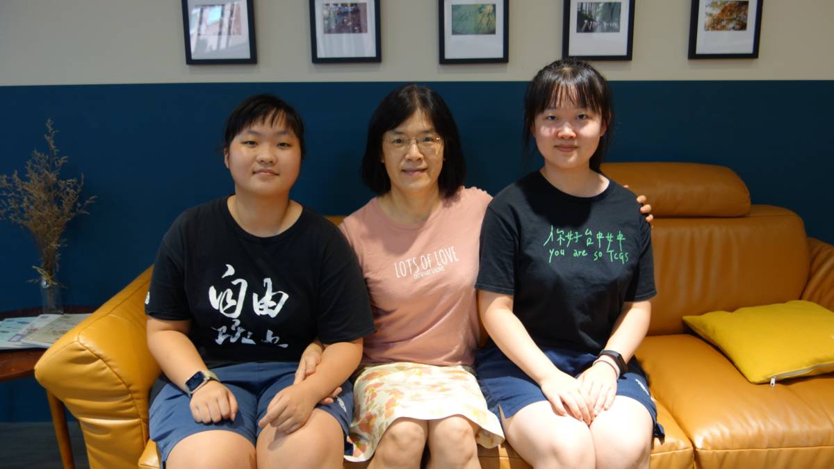劉姝言老師(中)與分享福爾摩斯上法庭課程心得的學生唐千婷(右)、李璿禾(左)合影