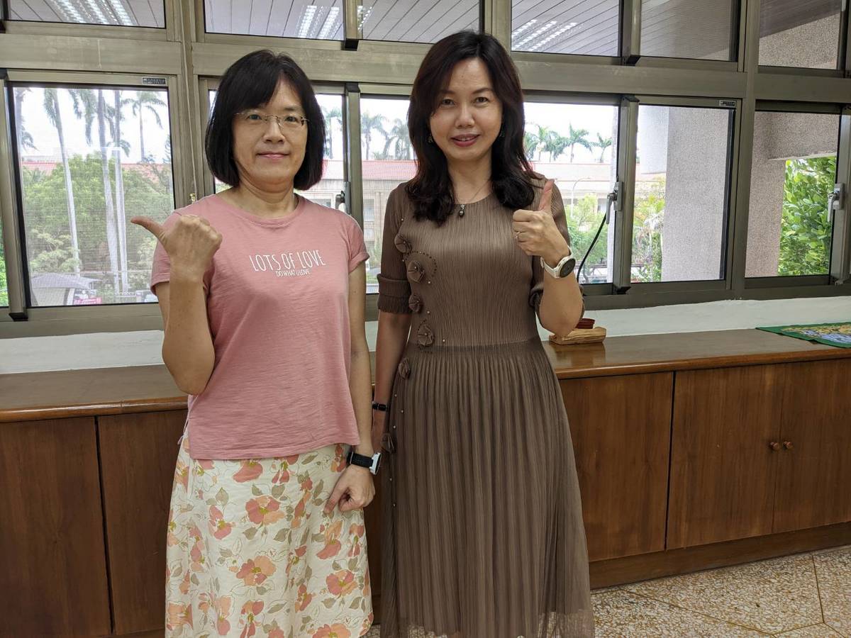 臺中女中校長洪幼齡(右)與獲師鐸獎公民老師劉姝言(左)合影
