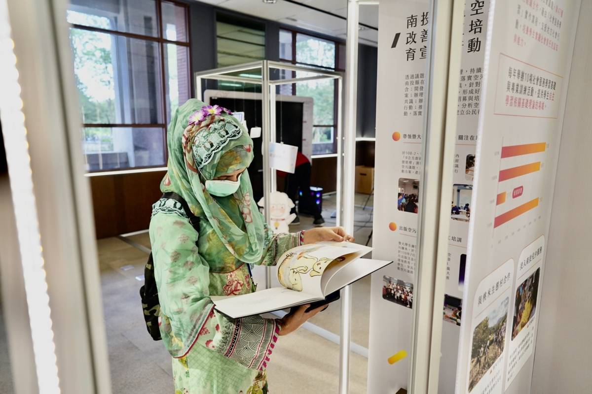 為了呈現深耕水沙連在地化與迎往東南亞全球化的各項亮點，暨大高教深耕成果展建置了「強化教學創新」、「發展辦學特色」、「提升高教公共性」、「善盡社會責任」4個展區，包含原住民石板屋、空污繪本、咖啡禮盒、桌遊教材等，讓觀展者能夠透過實際操作融入教學情境(圖片來源:國立暨南國際大學)