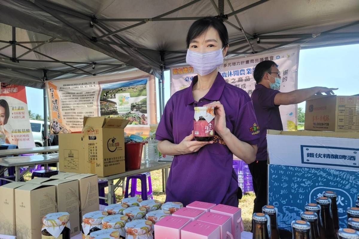 集結花蓮、臺東2縣8個農會共同辦理的「花東米其鄰農業體驗嘉年華」，規劃50個農業體驗攤位、美食市集、木虌果小學堂等豐富內容。