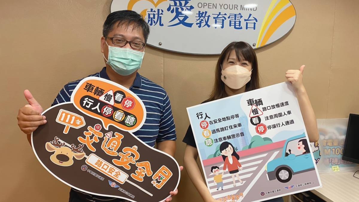 邱中正組長(左)提醒大家交通安全資訊