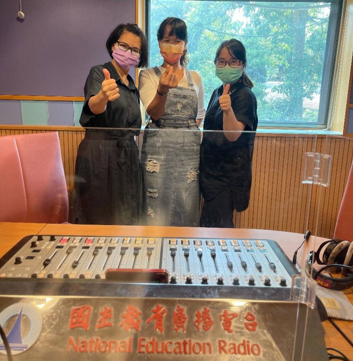 印尼新住民貝雲旋和兩位主持人合影