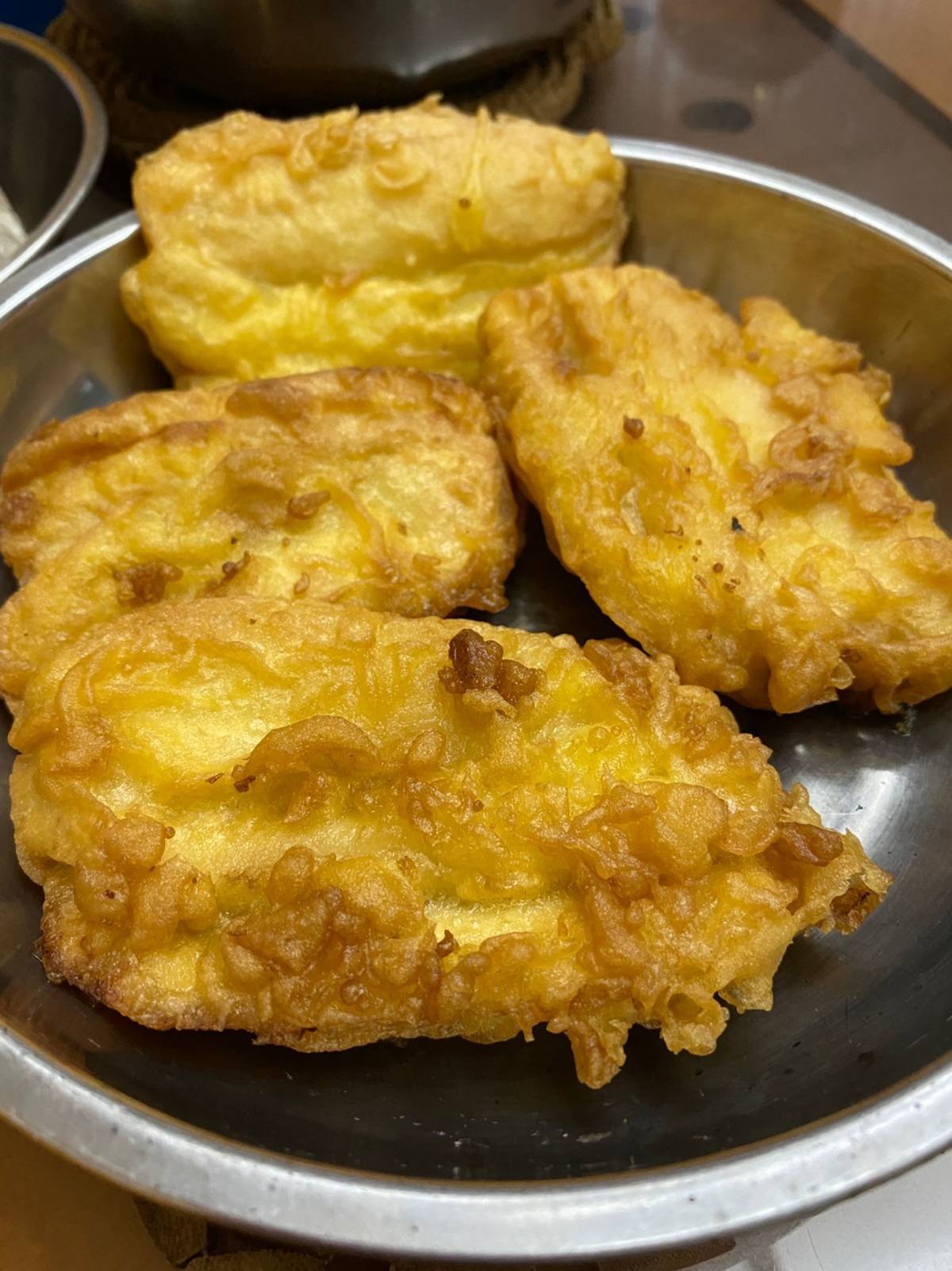 印尼新住民貝雲旋帶著拿手好料理印尼炸香蕉送給主持人吃