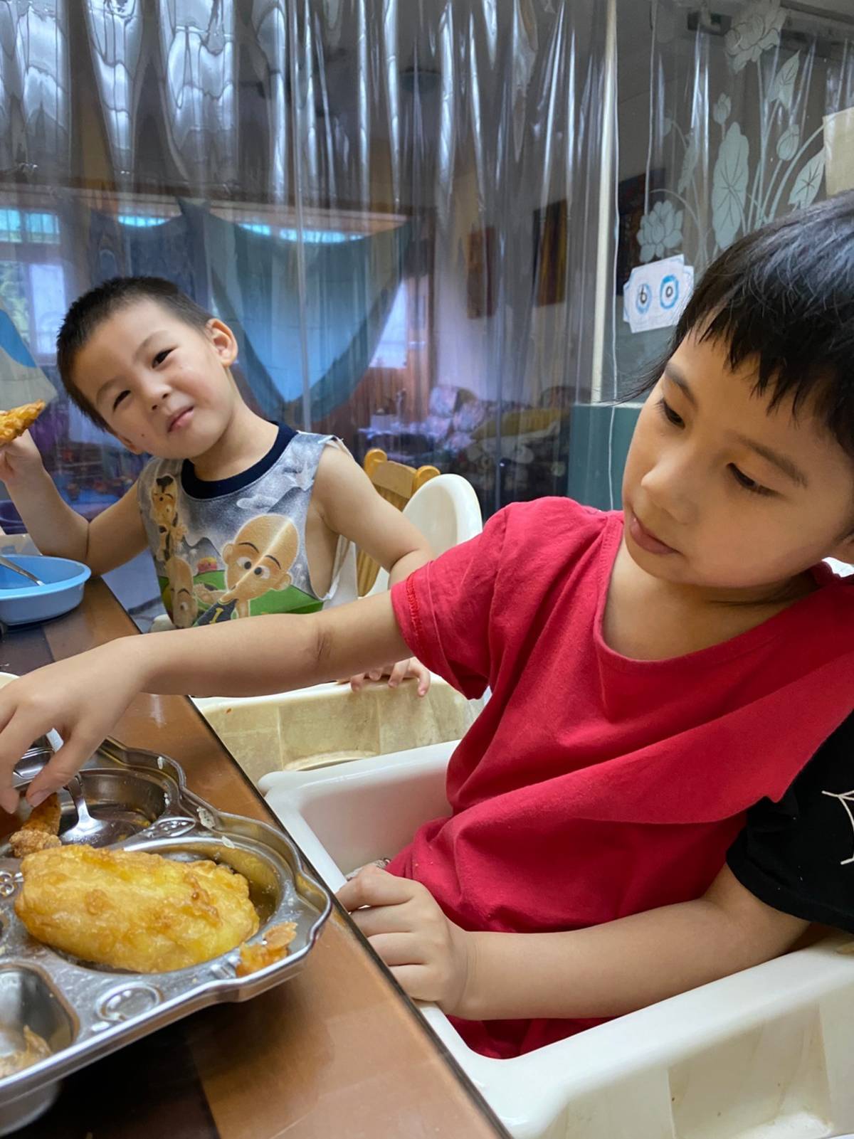 主持人的兩個小孩炸香蕉吃得不亦樂乎！Enak sekali! 太好吃了!