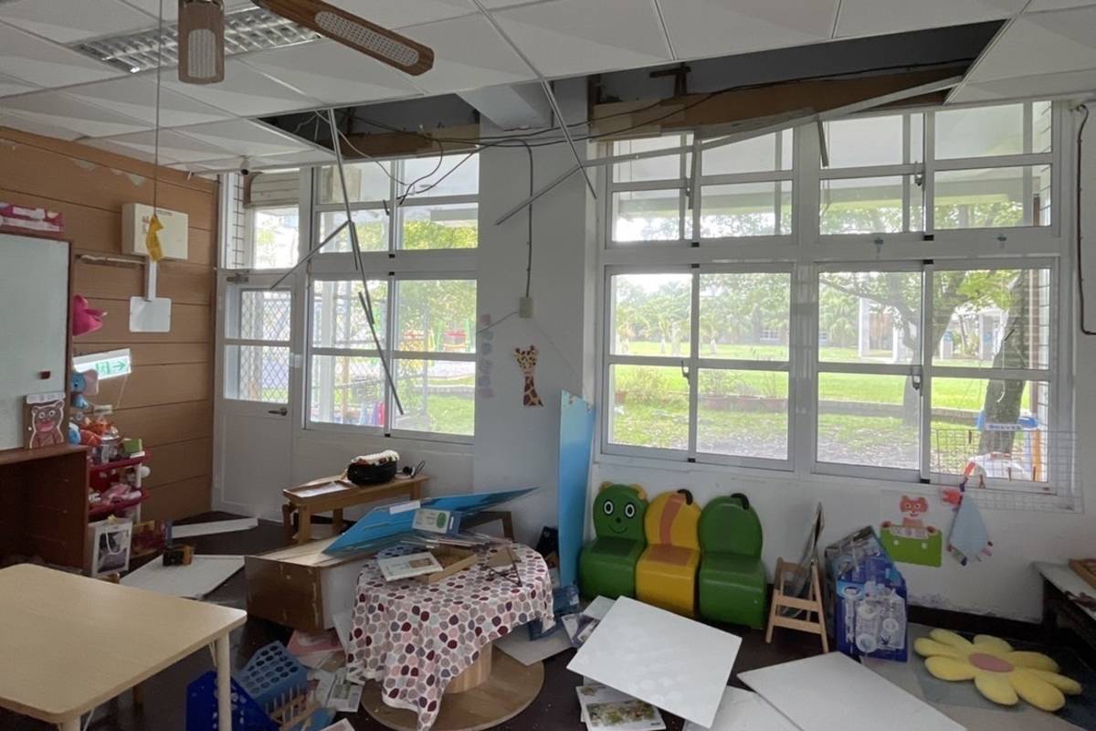 長濱國小多間教室輕鋼架變形，天花板掉落。