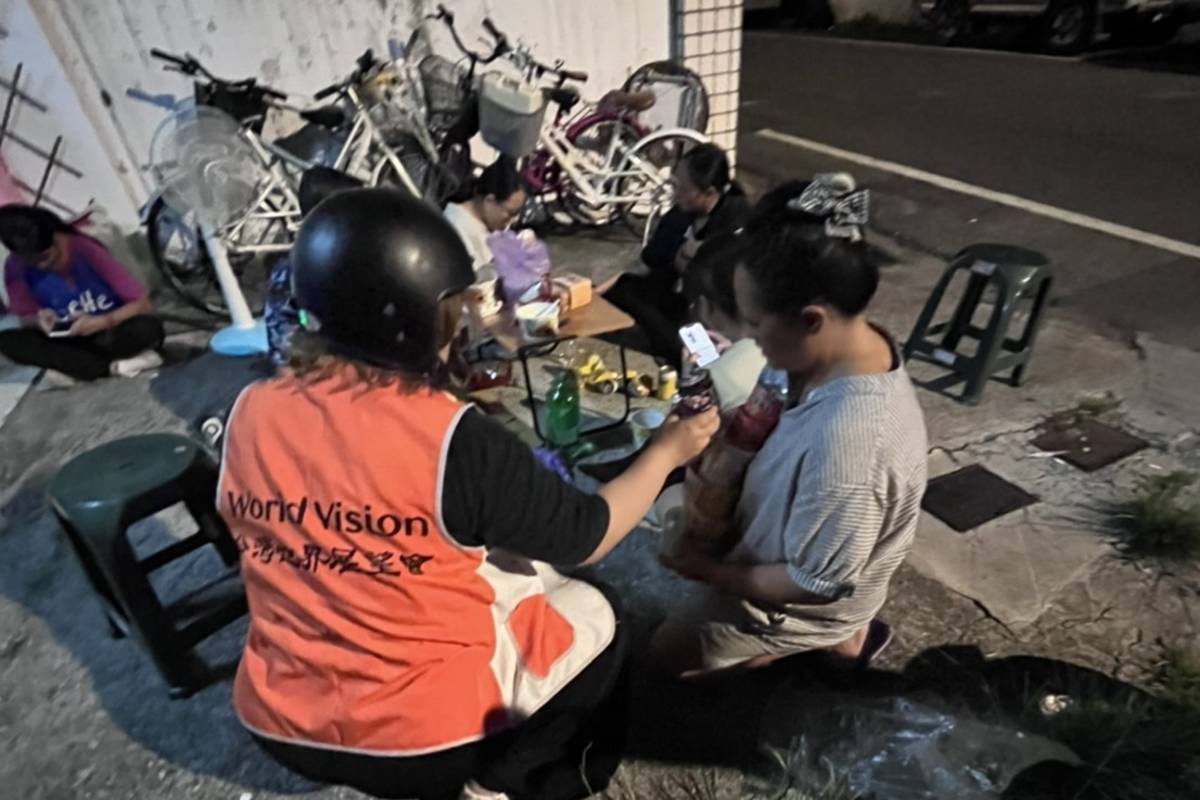 台灣世界展望會玉里中心社工關心因餘震不斷不敢返家的案家
